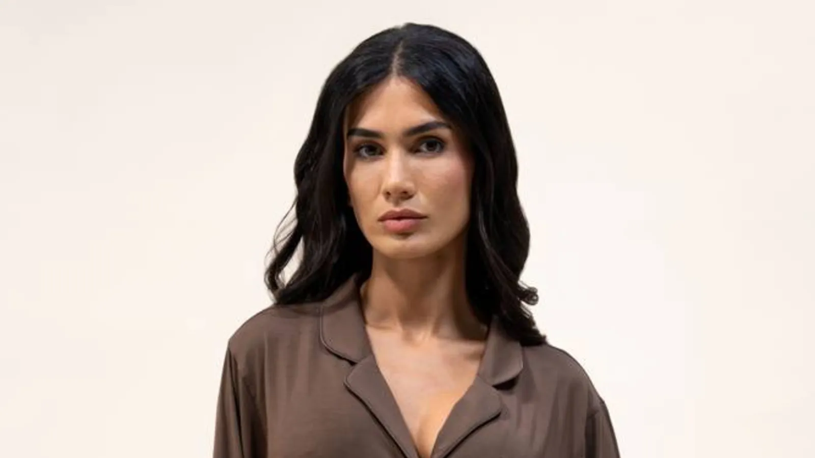 بيجاما نسائية طويلة بأزرار من المودال بلون دفء الكستناء
