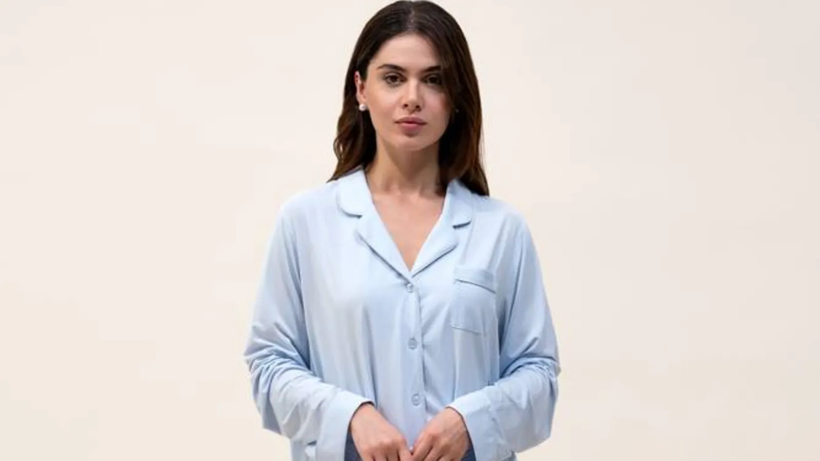 بيجاما نسائية طويلة بأزرار من المودال بلون صفاء السماء