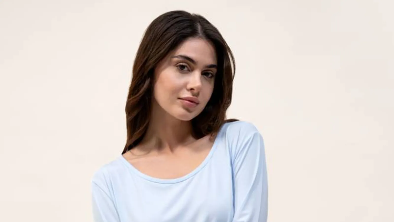 بيجاما نسائية طويلة سادة من المودال بلون صفاء السماء