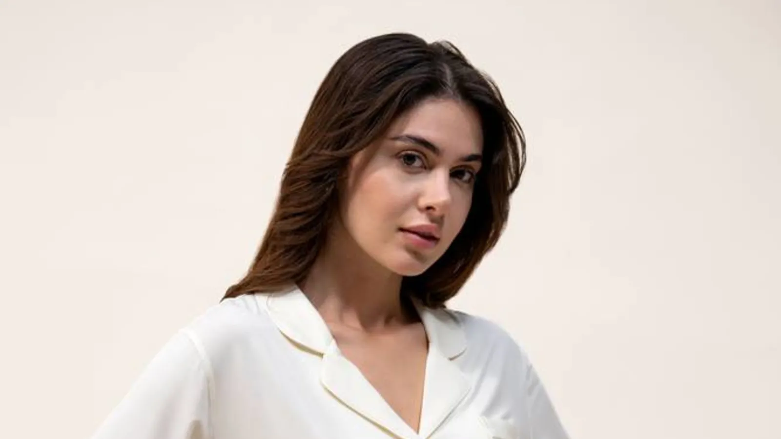 بيجاما نسائية طويلة بأزرار من المودال بلون نقاء الضباب