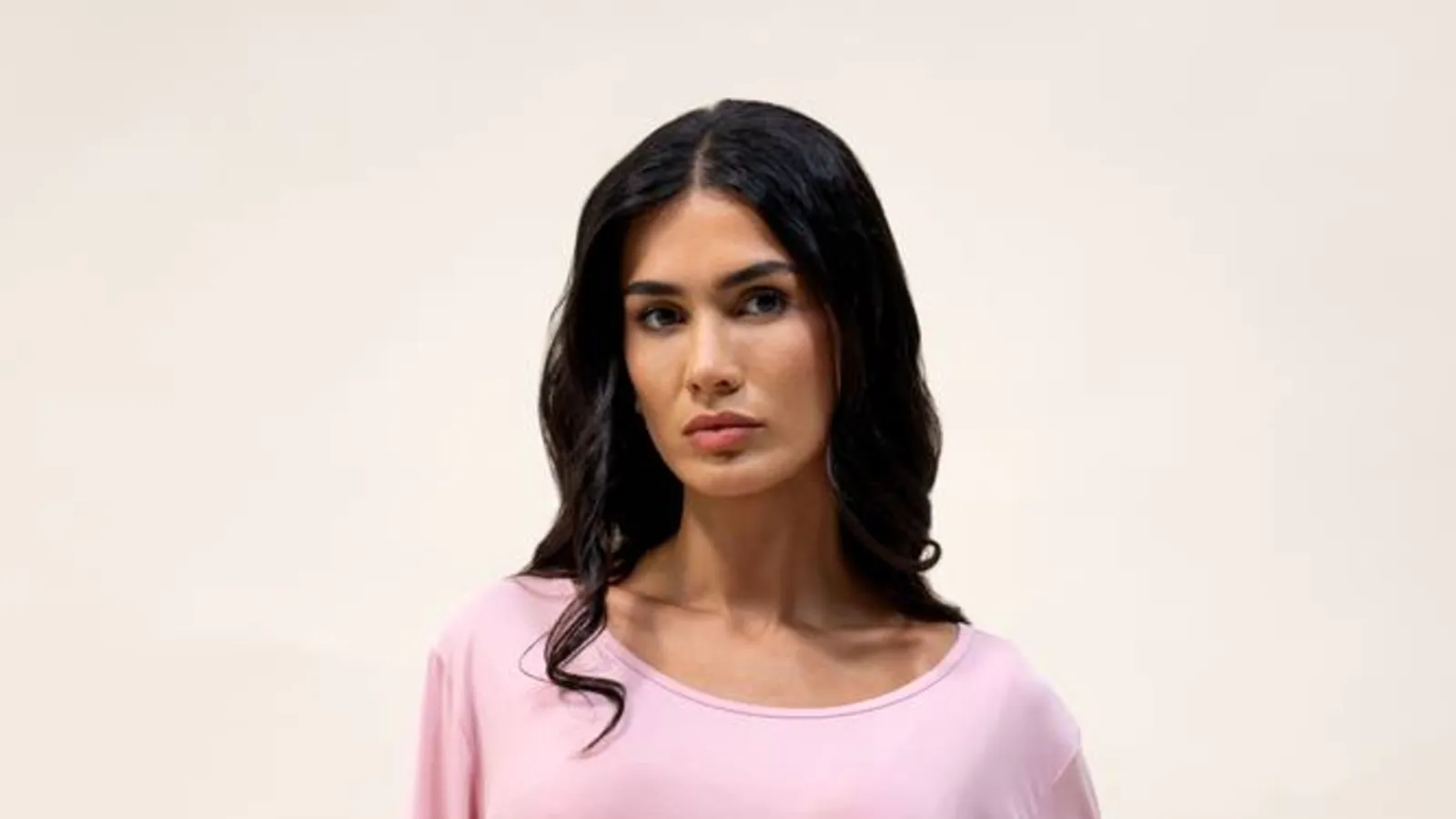 بيجاما نسائية طويلة سادة من المودال بلون زهور الطائف