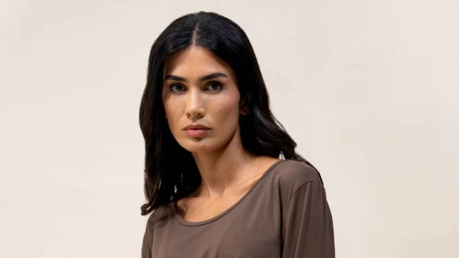 بيجاما نسائية طويلة سادة من المودال بلون دفء الكستناء